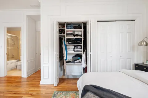 $480,000 | 618 West Barry Avenue, Unit 2, Chicago, IL 60657