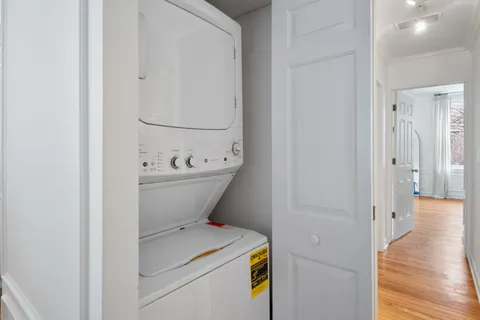 $480,000 | 618 West Barry Avenue, Unit 2, Chicago, IL 60657