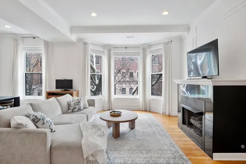 $480,000 | 618 West Barry Avenue, Unit 2, Chicago, IL 60657