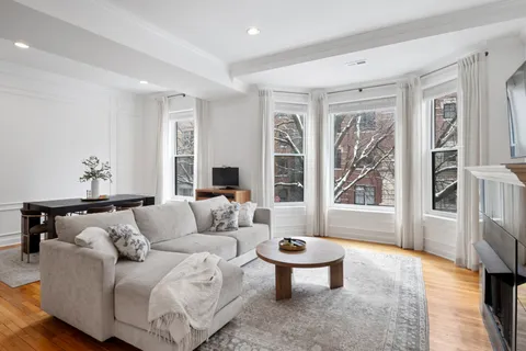 $480,000 | 618 West Barry Avenue, Unit 2, Chicago, IL 60657