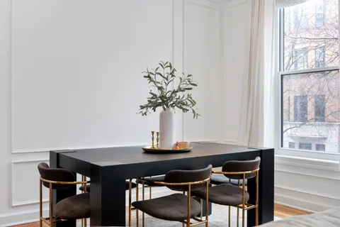 $480,000 | 618 West Barry Avenue, Unit 2, Chicago, IL 60657