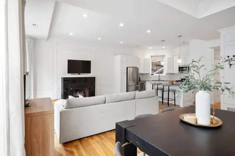 $480,000 | 618 West Barry Avenue, Unit 2, Chicago, IL 60657