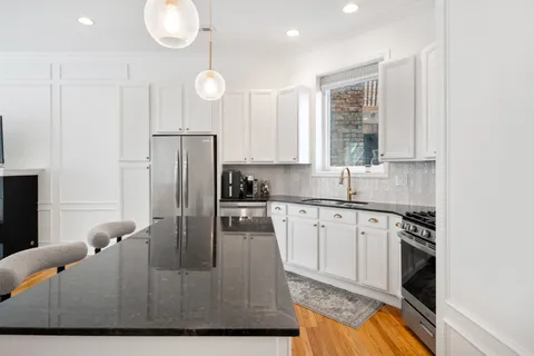 $480,000 | 618 West Barry Avenue, Unit 2, Chicago, IL 60657