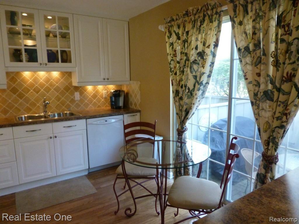 1425 Lantern Lane, Unit 34 Rochester, MI 48306 - Photo 5 of 27 Kitchen 3.jpg