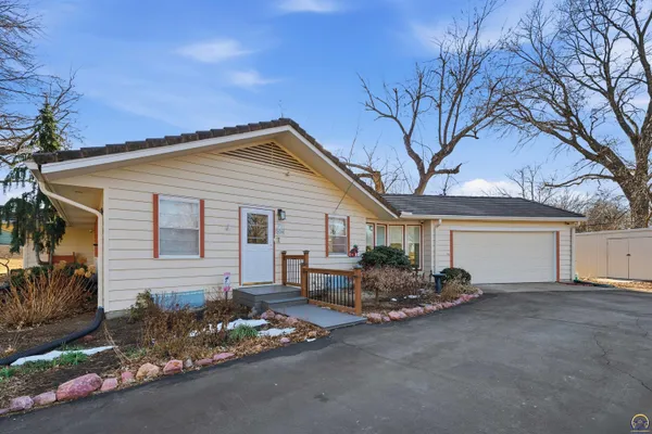 $335,000 | 307 Southwest Woodbury Lane, Topeka, KS 66606