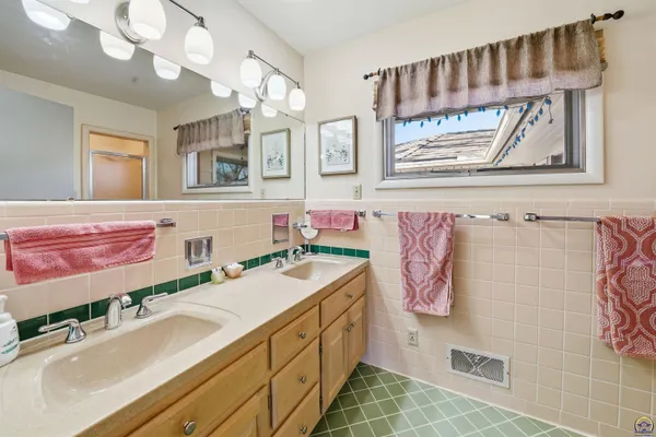 $335,000 | 307 Southwest Woodbury Lane, Topeka, KS 66606