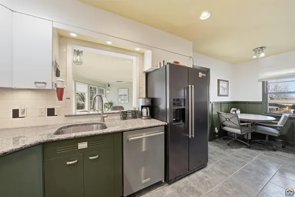 $335,000 | 307 Southwest Woodbury Lane, Topeka, KS 66606