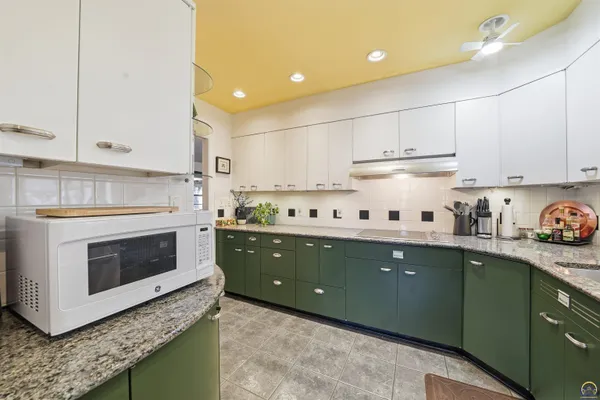 $335,000 | 307 Southwest Woodbury Lane, Topeka, KS 66606