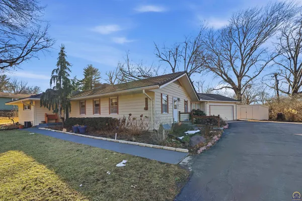 $335,000 | 307 Southwest Woodbury Lane, Topeka, KS 66606