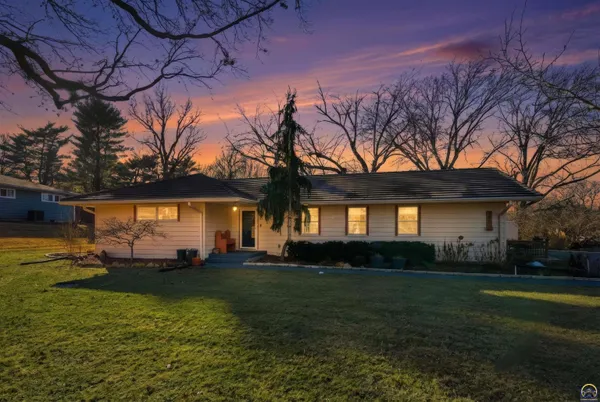 $335,000 | 307 Southwest Woodbury Lane, Topeka, KS 66606