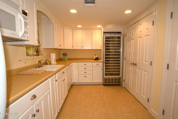 $1,490,000 | 9 October Hill Drive, Lenox, MA 01240