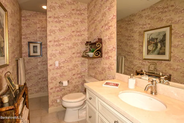 $1,490,000 | 9 October Hill Drive, Lenox, MA 01240