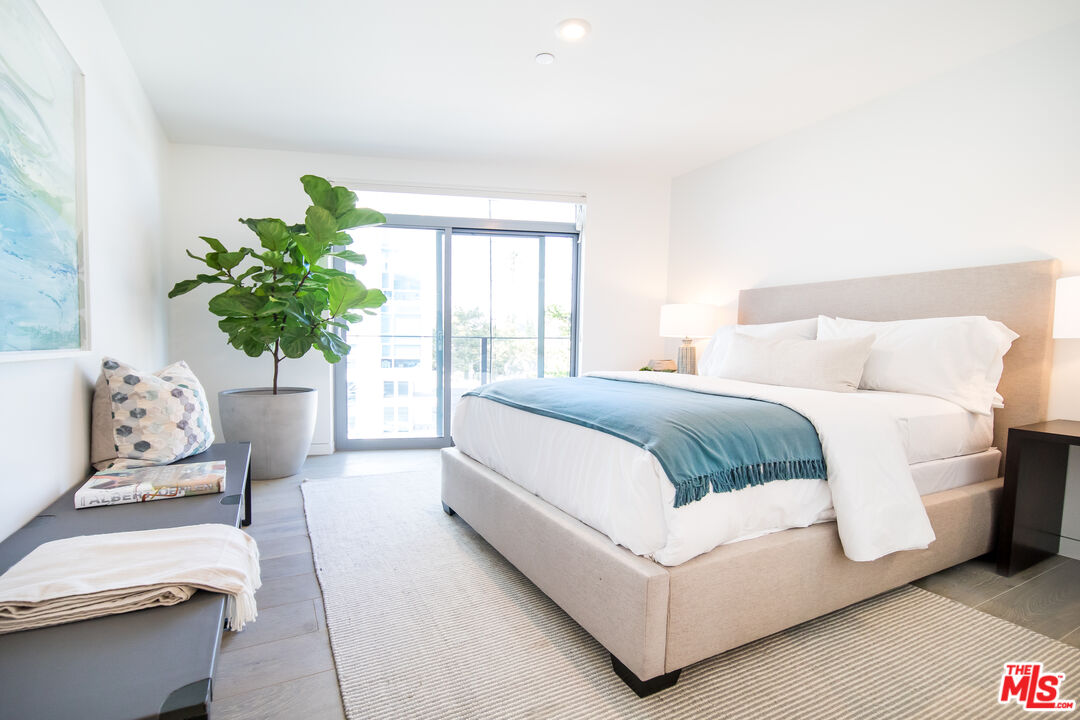 8600 Wilshire Boulevard, Unit GF15 Beverly Hills, CA 90211 - Photo 6 of 26 a bedroom with a large bed and a potted plant