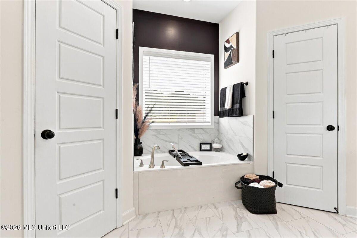 463 Centerline Roper Loop Byhalia, MS 38611 - Photo 17 of 30 Primary bathroom