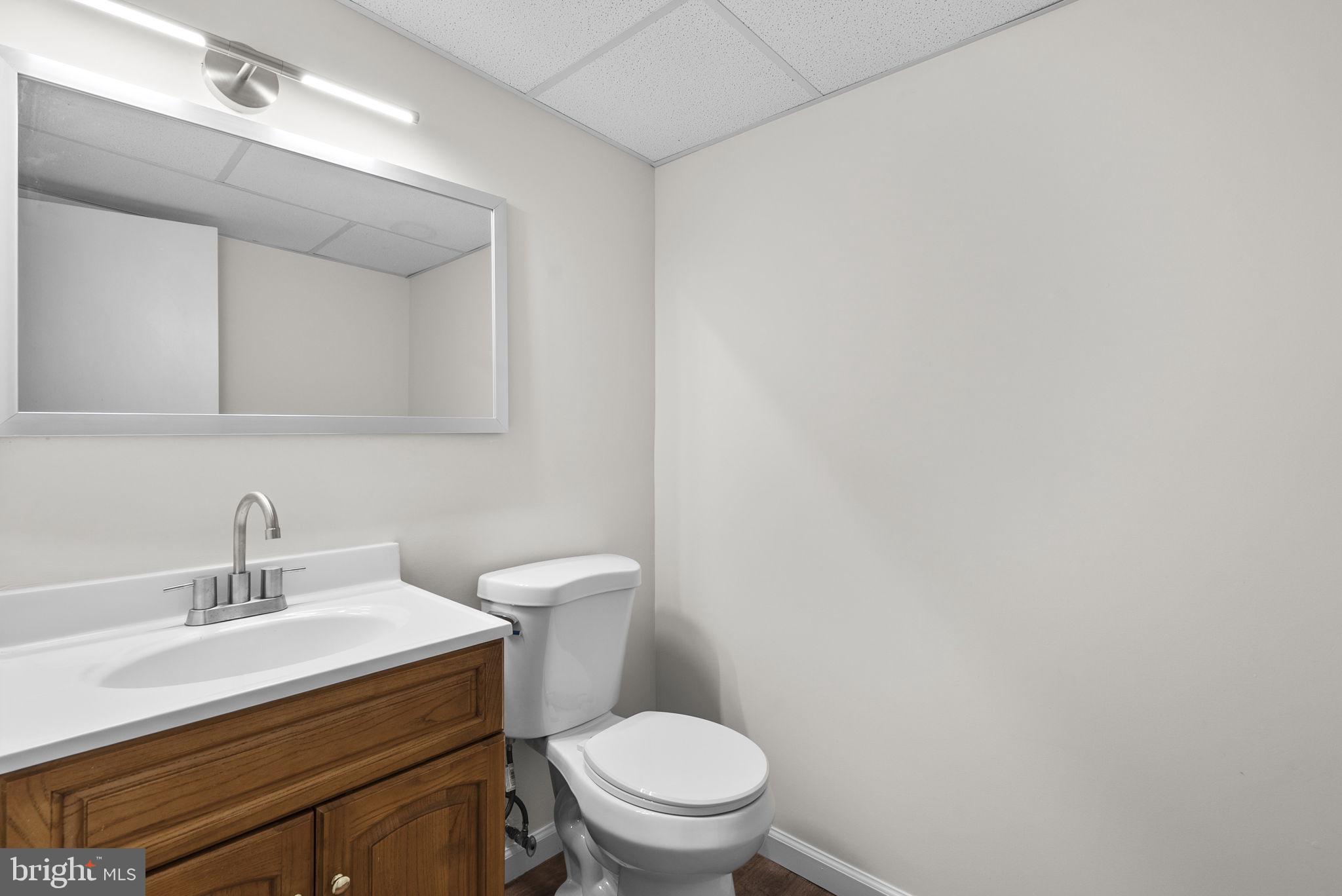 17109 Oxley Farm Road Poolesville, MD 20837 - Photo 33 of 43 Entry level half bath