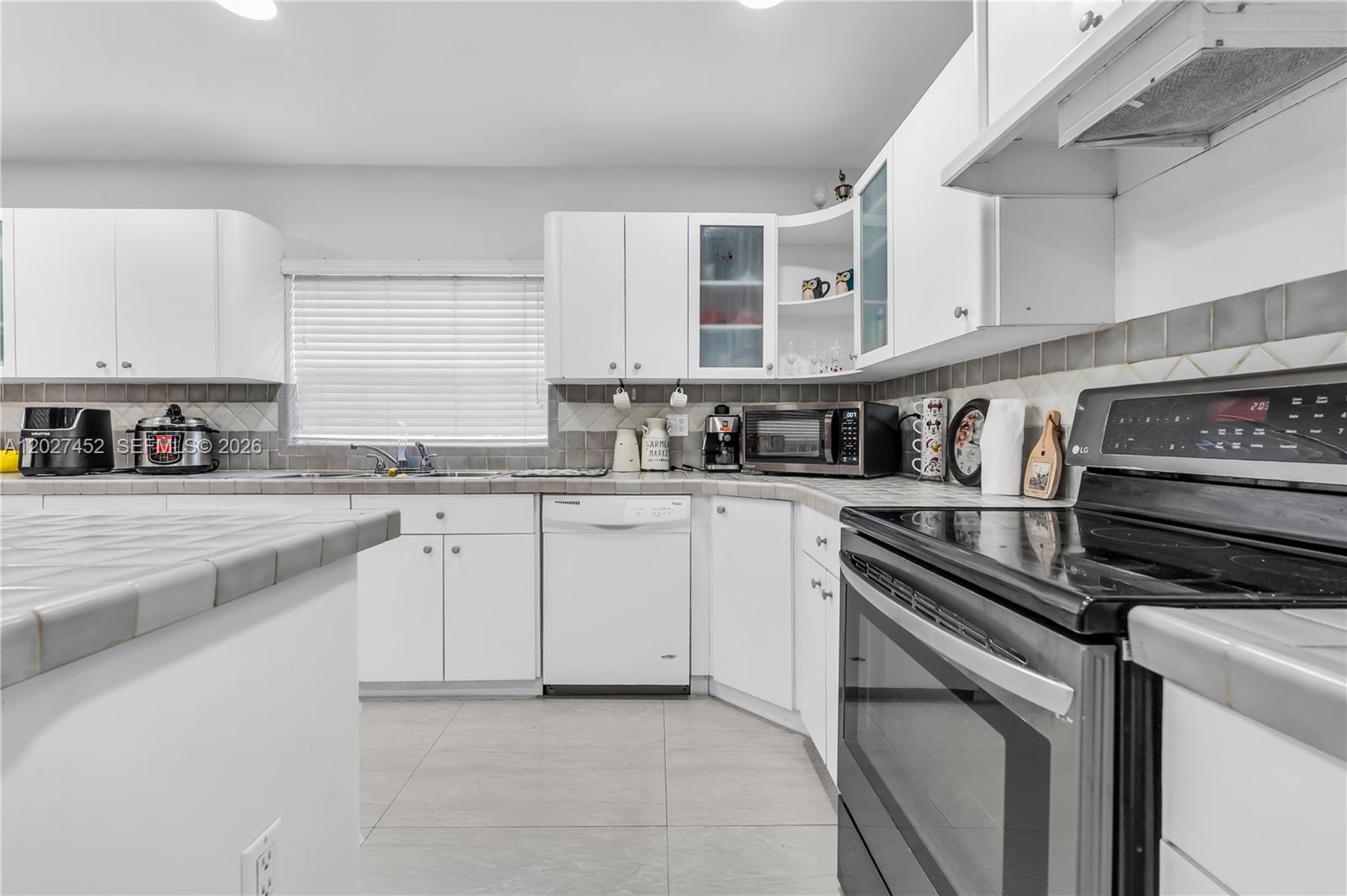 6284 Southwest 26th Street Miami, FL 33155 - Photo 15 of 74