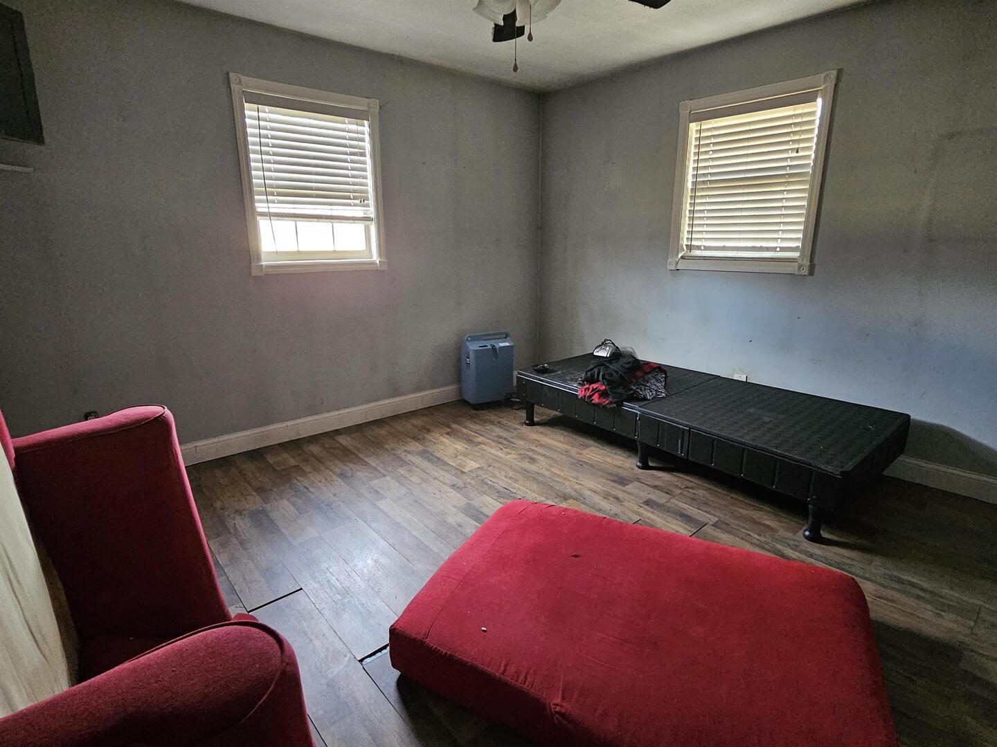 686 Airport Road Metropolis, IL 62960 - Photo 12 of 19 a room with furniture and a window