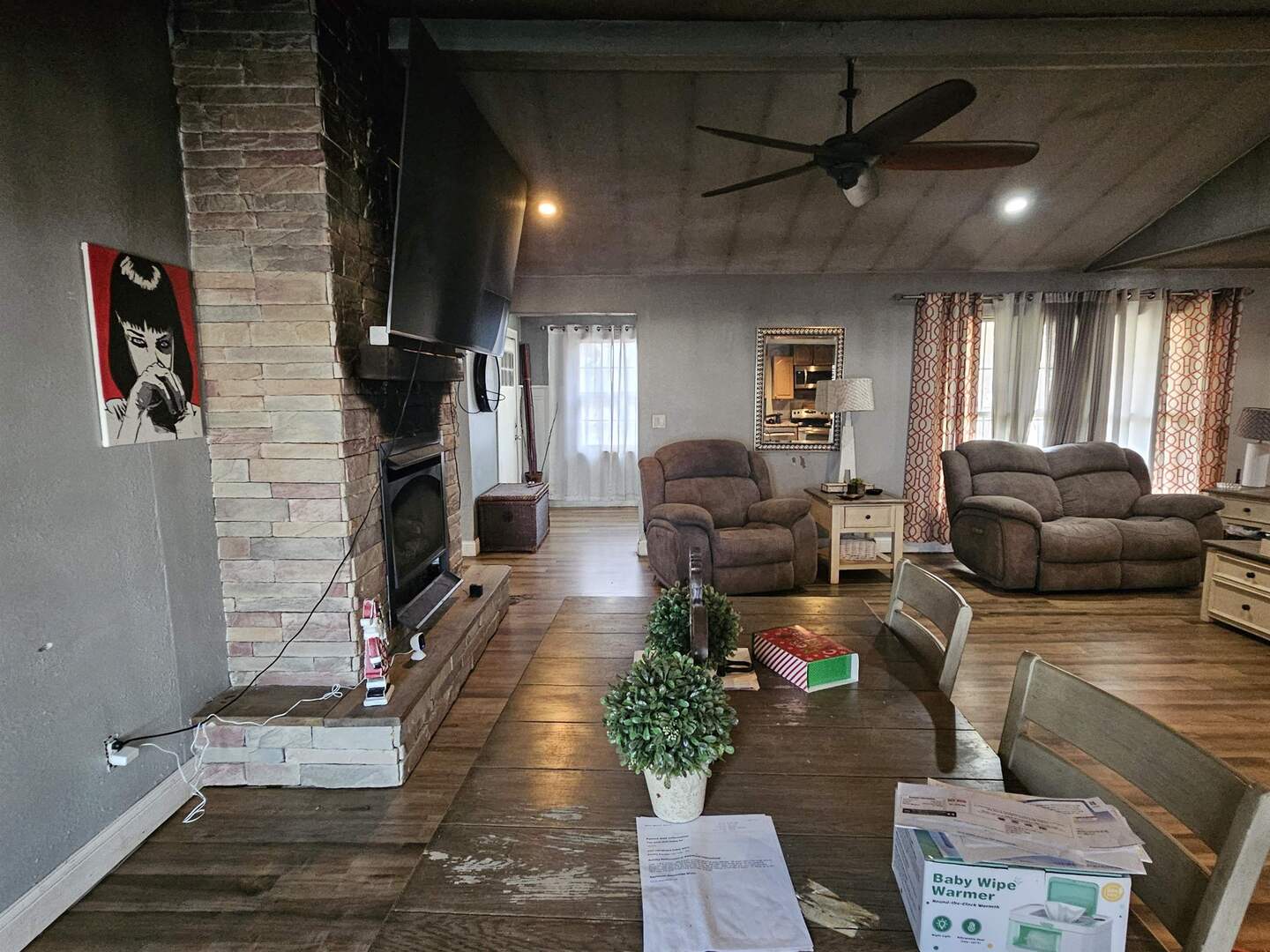 686 Airport Road Metropolis, IL 62960 - Photo 4 of 19 a living room with furniture or couch and a ceiling fan