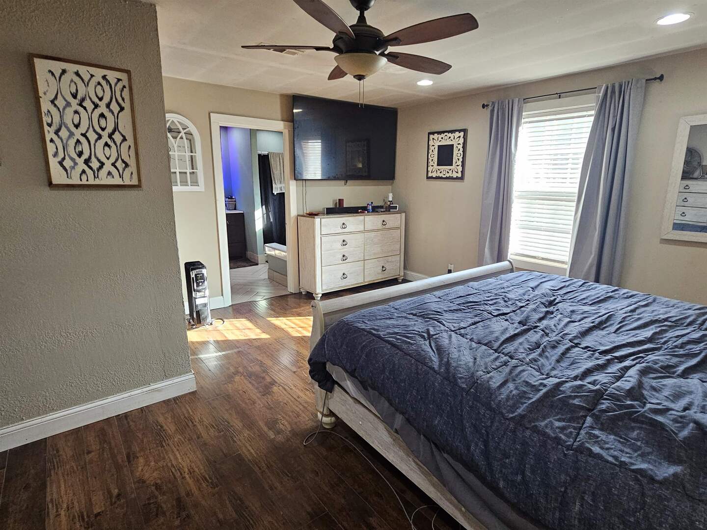 686 Airport Road Metropolis, IL 62960 - Photo 7 of 19 a bedroom with a large bed dresser and a window