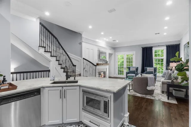 a view of entryway and kitchen