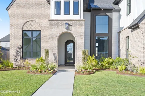 $872,000 | 202 Sabal Grv Lane, Youngsville, LA 70592