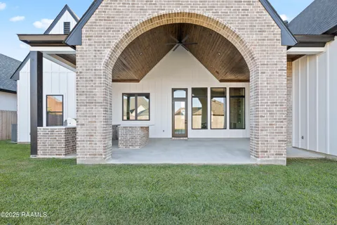 $872,000 | 202 Sabal Grv Lane, Youngsville, LA 70592