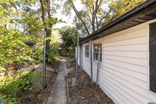 a view of a back yard of the house