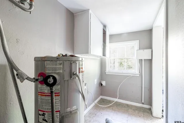 a view of entryway and kitchen