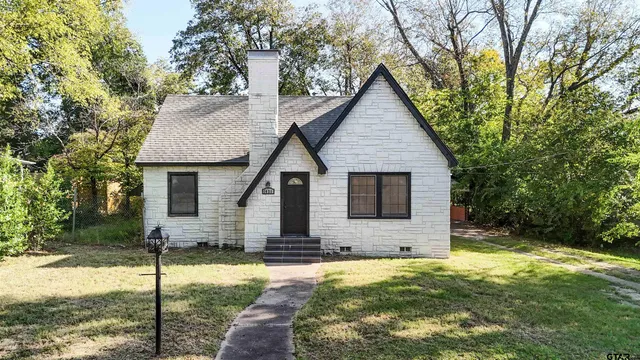 a front view of house with yard