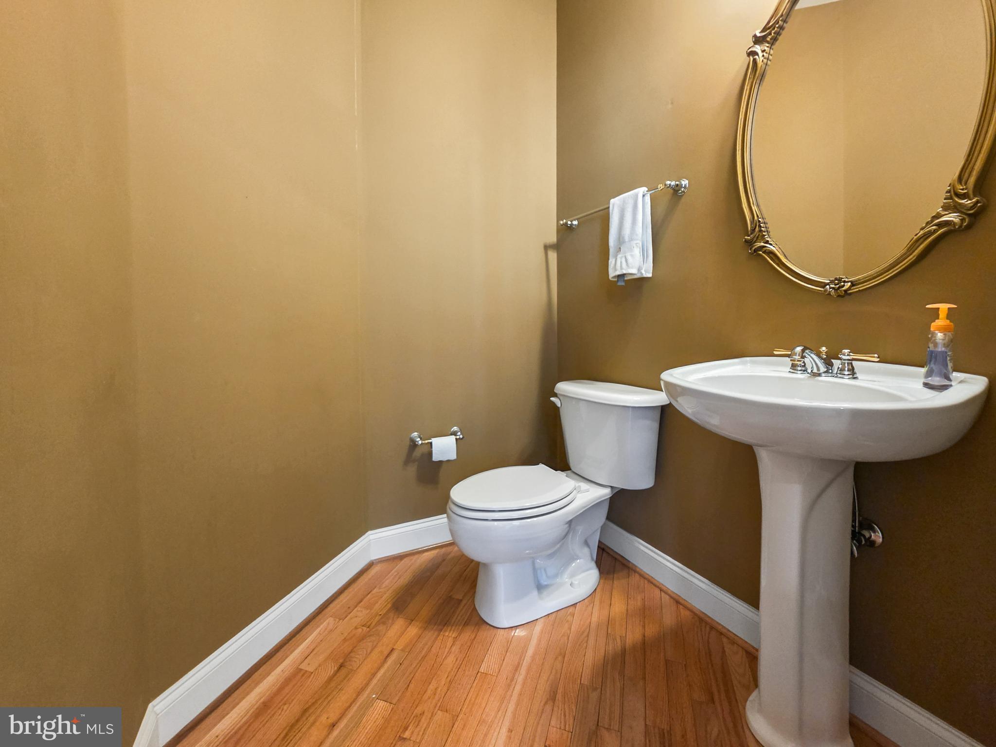 6806 Witton Circle Gainesville, VA 20155 - Photo 14 of 47 a bathroom with a sink and a mirror