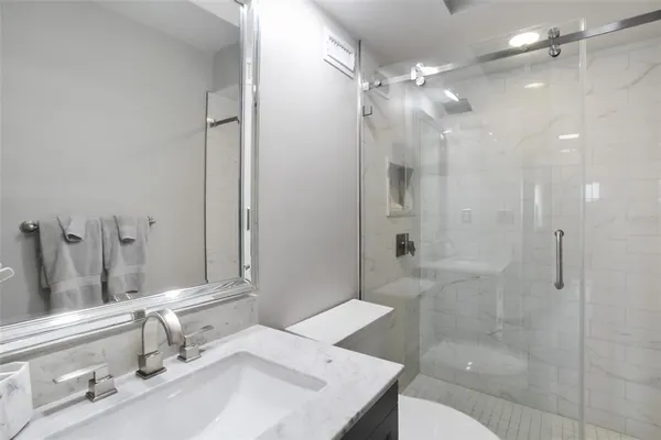 $7,500 | 1050 Longboat Club Road, Unit 702, Longboat Key, FL 34228