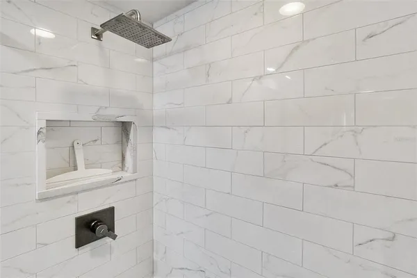 $7,500 | 1050 Longboat Club Road, Unit 702, Longboat Key, FL 34228