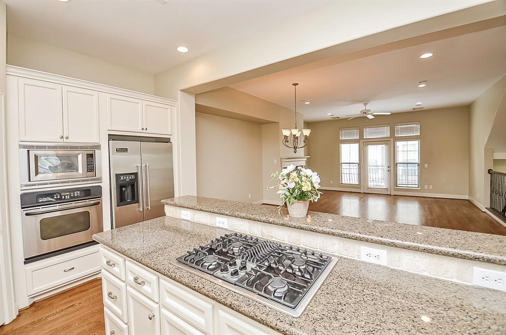 222 Knox Street, Unit F Houston, TX 77007 - Photo 19 of 36 a kitchen with stove and cabinets