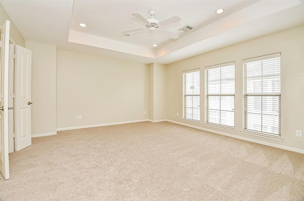 222 Knox Street, Unit F Houston, TX 77007 - Photo 28 of 36 a view of an empty room with a window