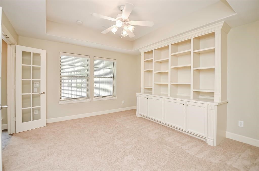 222 Knox Street, Unit F Houston, TX 77007 - Photo 4 of 36 an empty room with windows and fan