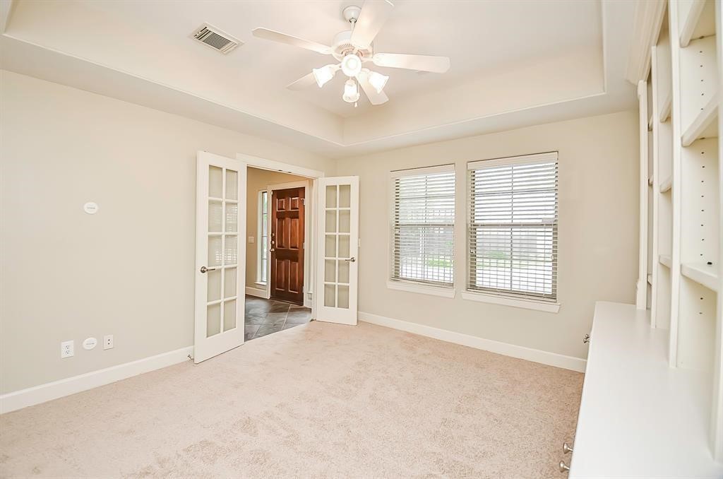 222 Knox Street, Unit F Houston, TX 77007 - Photo 5 of 36 an empty room with chandelier fan and windows