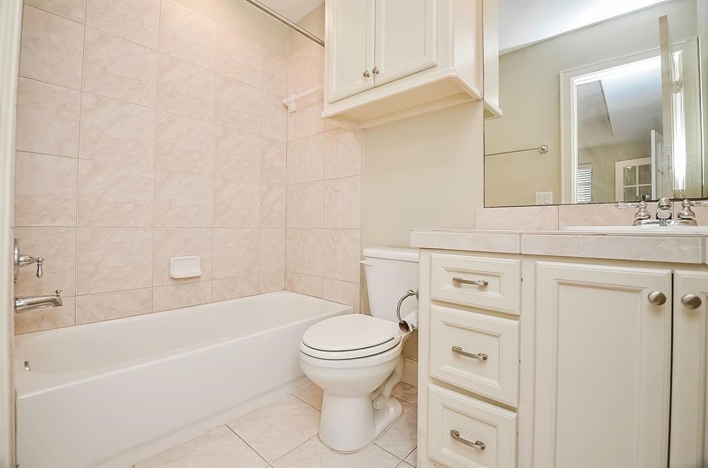 222 Knox Street, Unit F Houston, TX 77007 - Photo 6 of 36 a bathroom with a sink a toilet and a bathtub