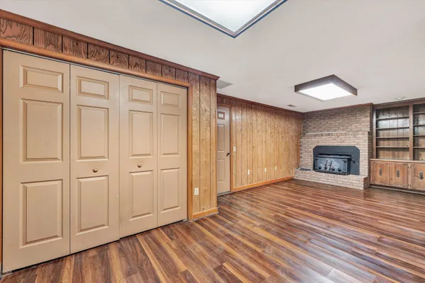 a view of a house with backyard and trees