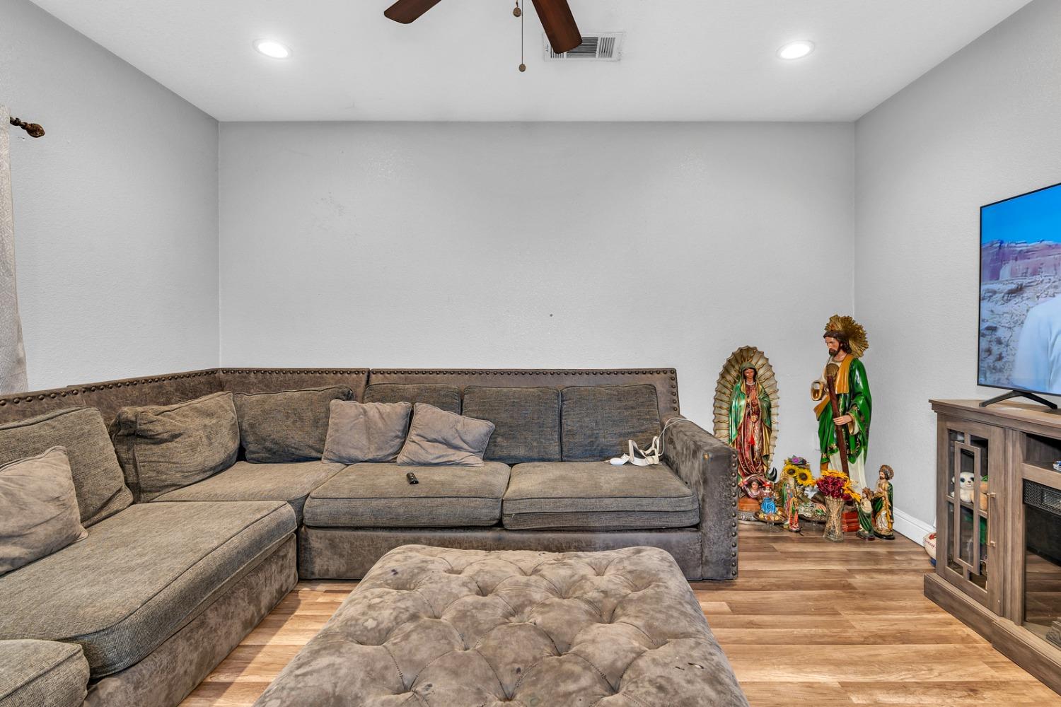 509 Kerr Avenue Modesto, CA 95354 - Photo 27 of 55 a living room with furniture and flat screen tv