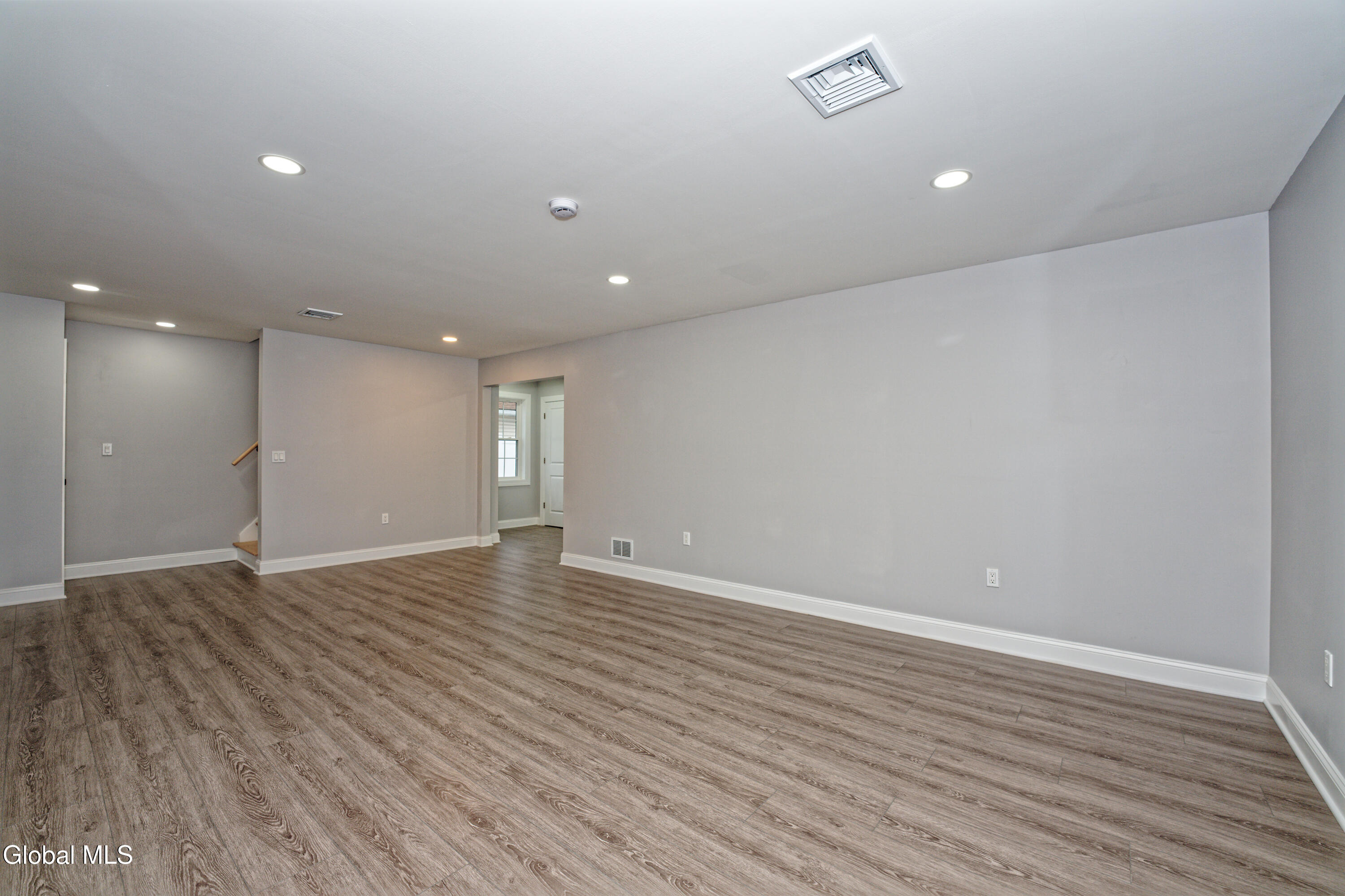 22 Natick Street Colonie, NY 12205 - Photo 5 of 29 1 Livingroom 1