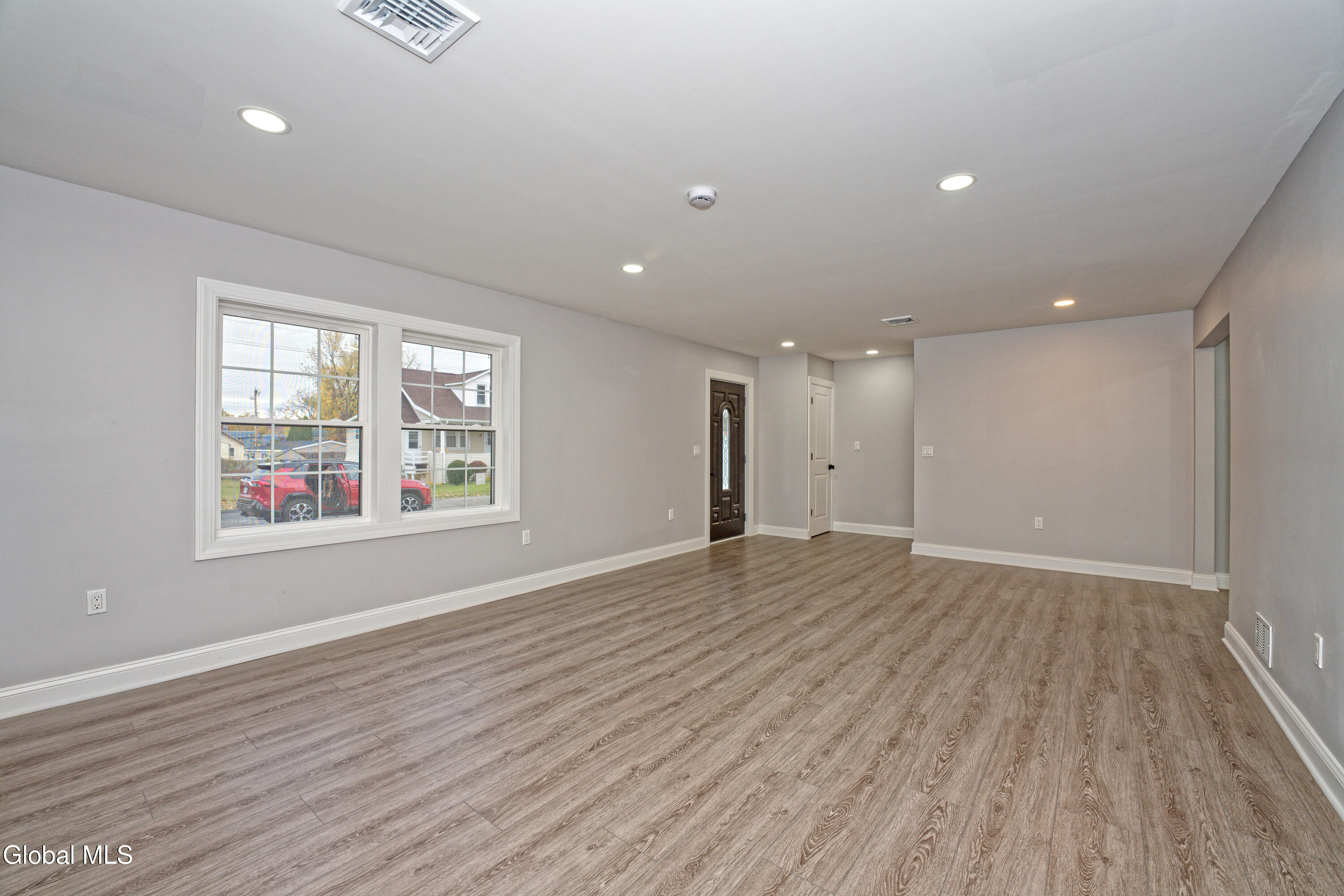 22 Natick Street Colonie, NY 12205 - Photo 8 of 29 1 Livingroom 4