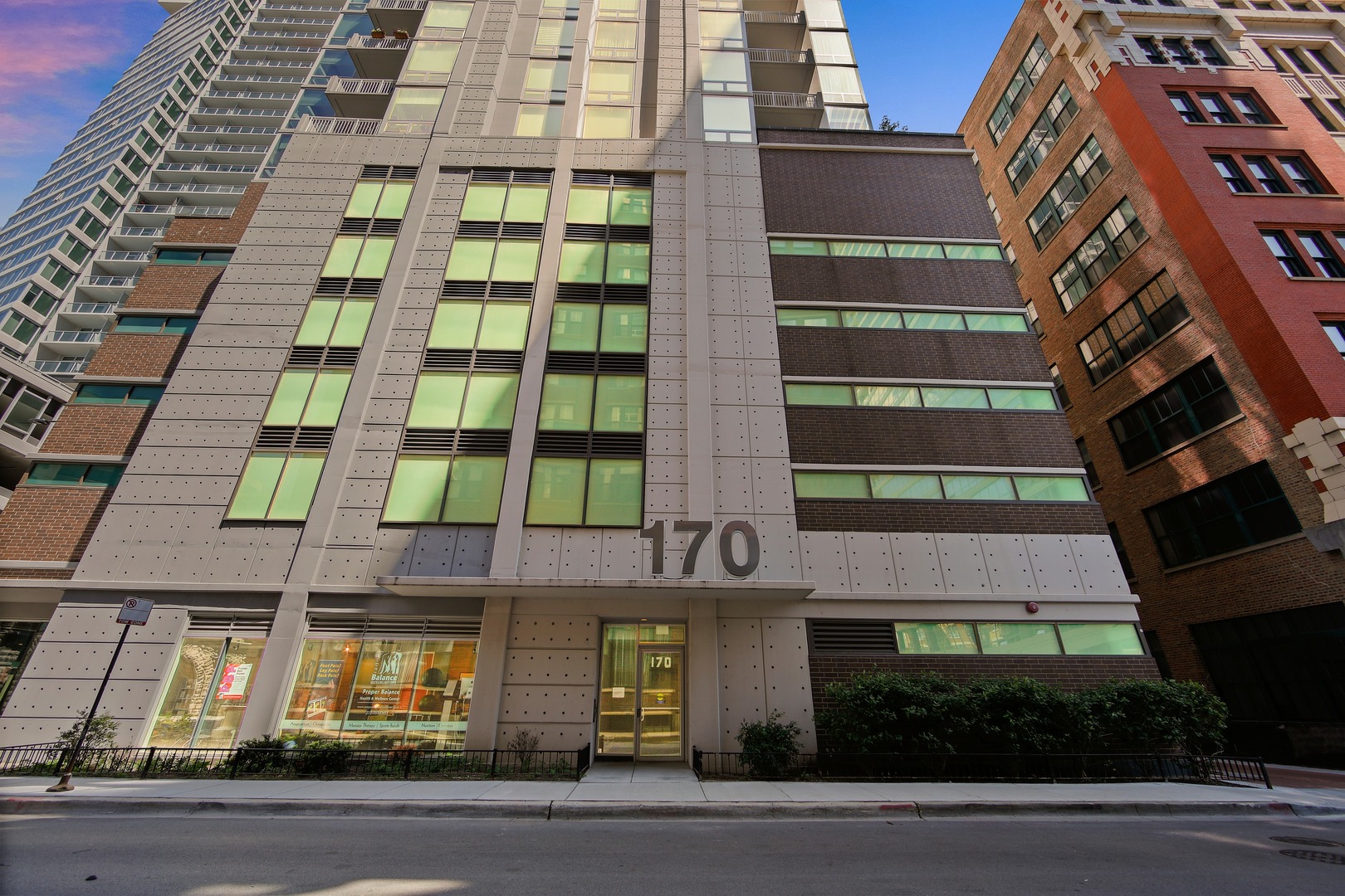 170 West Polk Street, Unit 906 Chicago, IL 60605 - Photo 1 of 18 a front view of a multi story building