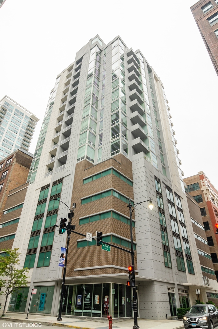 170 West Polk Street, Unit 906 Chicago, IL 60605 - Photo 3 of 18 a front view of a building