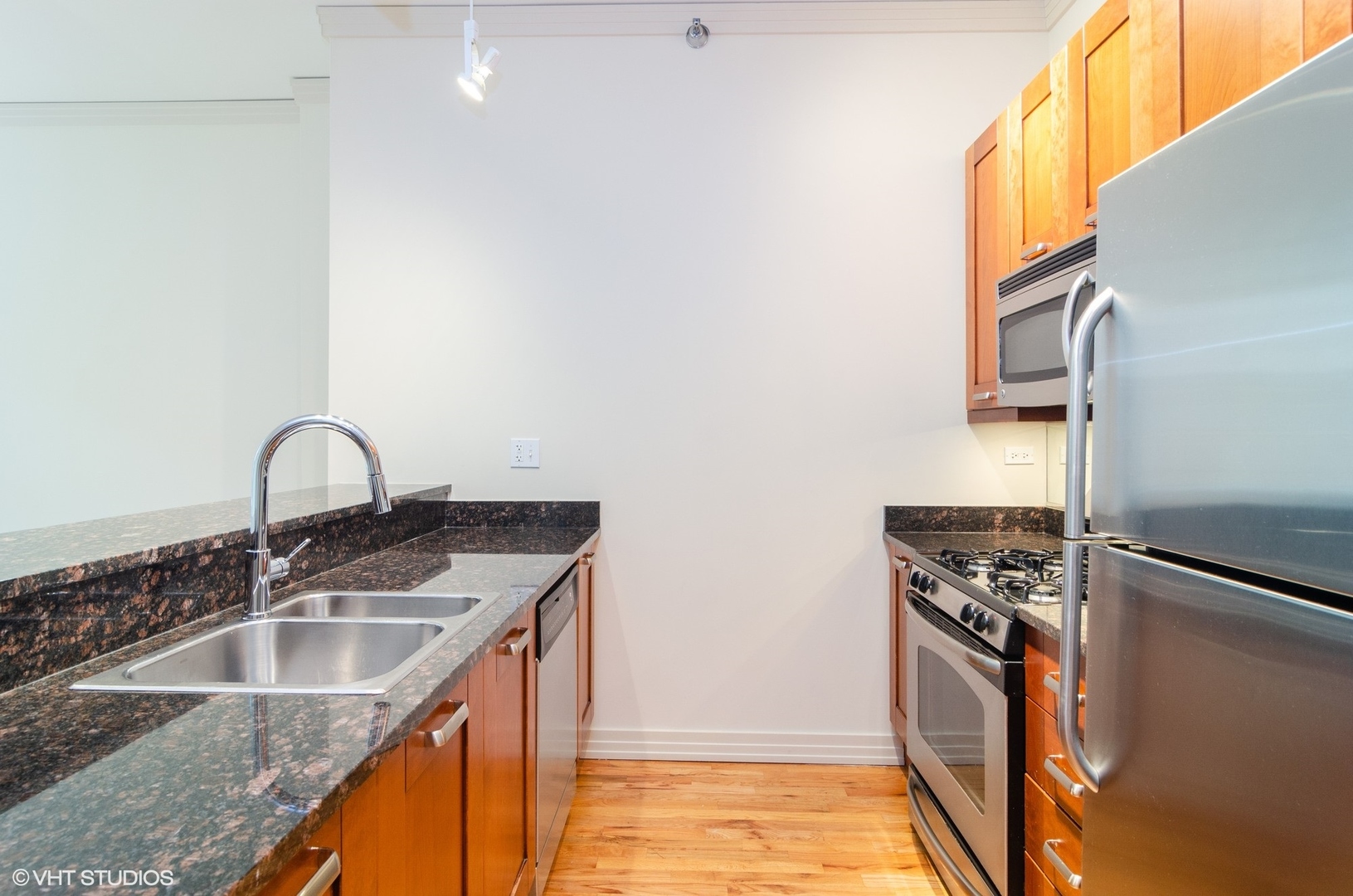 170 West Polk Street, Unit 906 Chicago, IL 60605 - Photo 8 of 18 a close view of sink and tap