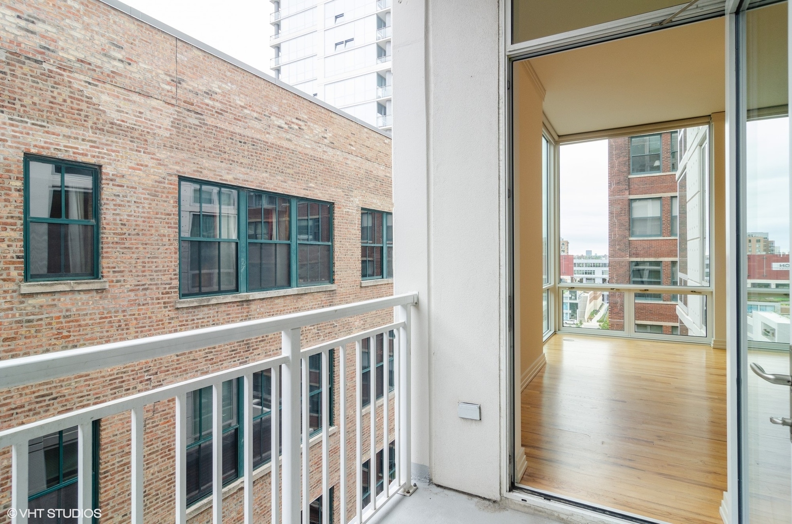 170 West Polk Street, Unit 906 Chicago, IL 60605 - Photo 10 of 18 front view of a house with a glass door