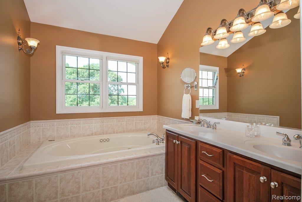 8441 Trail Ridge Dexter, MI 48130 - Photo 7 of 17 Mastebath