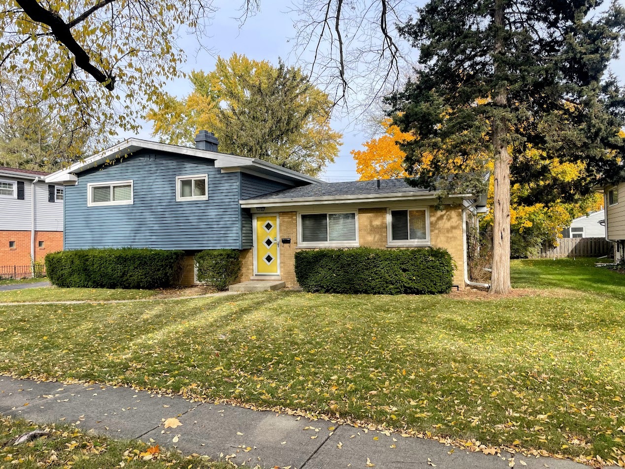 543 South 7th Street West Dundee, IL 60118 - Photo 1 of 12 a front view of a house with a garden