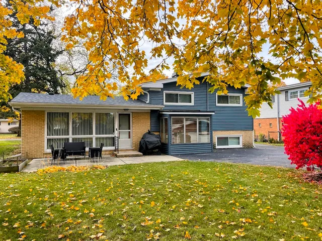 $2,700 | 543 South 7th Street, West Dundee, IL 60118