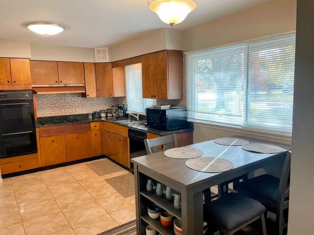 $2,600 | 543 South 7th Street, West Dundee, IL 60118