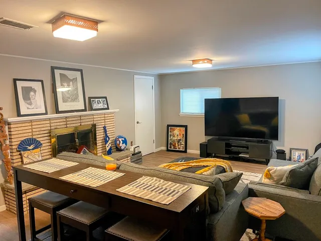 $2,600 | 543 South 7th Street, West Dundee, IL 60118